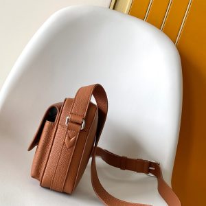 Alternative view of P670 Dimensions: 18 x 9 x 24 cm (Height x Width x Length)